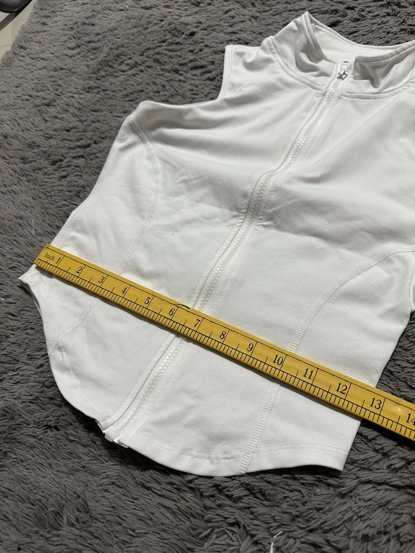 White Zipped Top (Category: Activewear) located in Manila. Submitted by mae__________c (Listing ID 1463684057, Image 3). Description: used only once no issue .