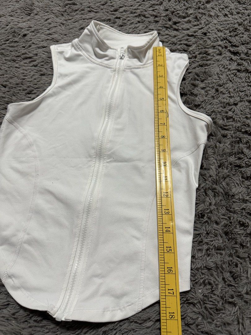 White Zipped Top (Category: Activewear) located in Manila. Submitted by mae__________c (Listing ID 1463684057, Image 2). Description: used only once no issue .