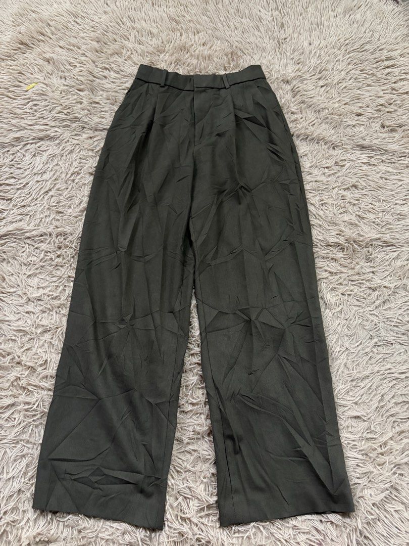 Wide Pleated Pants (Category: Other Bottoms) located in Mabalacat. Submitted by uniqllojane_17 (Listing ID 1463737103, Image 1). Description: size small 27-28" waistline 39" length.