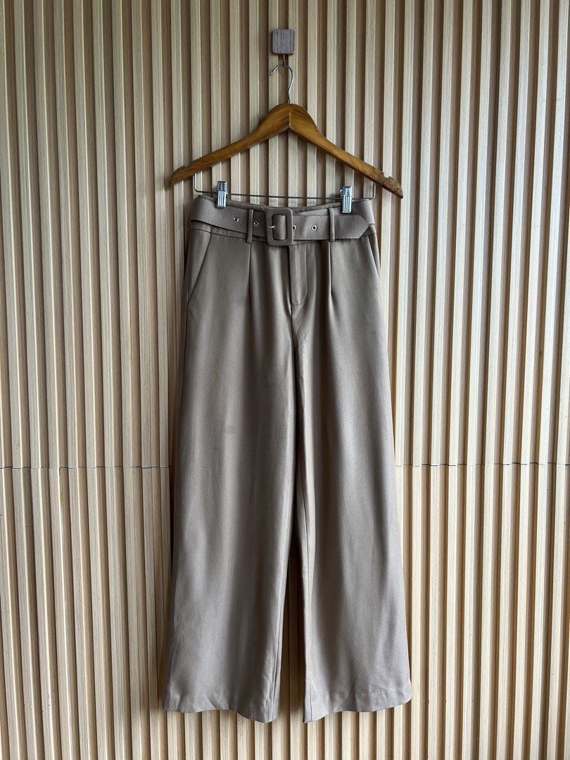 Wideleg w/belt (Category: Other Bottoms) located in Lipa City. Submitted by thyra06 (Listing ID 1463661123, Image 2). Description: Widelegpants w/belt.