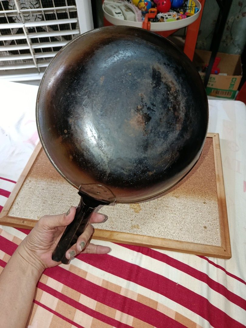 Wok pan season (Category: Everything Else Others) located in Quezon City. Submitted by kristal68 (Listing ID 1463587763, Image 2). Description: very nice for frying.