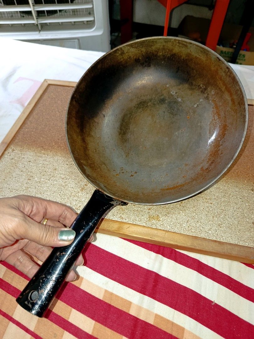 Wok pan season (Category: Everything Else Others) located in Quezon City. Submitted by kristal68 (Listing ID 1463587763, Image 1). Description: very nice for frying.