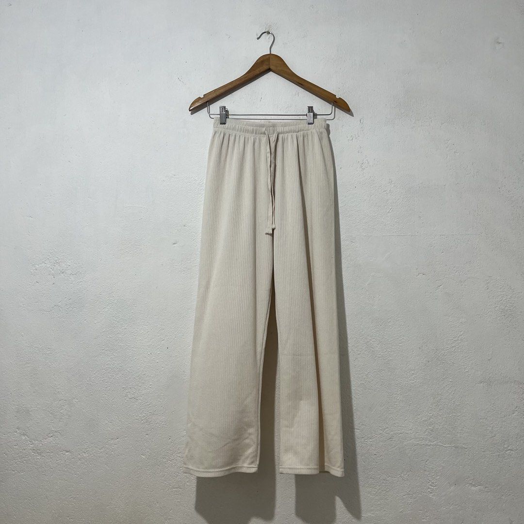 Women's Pants (Category: Other Bottoms) located in Quezon City. Submitted by jpsstore (Listing ID 1463643801, Image 1). Description: Size: XL Waist 25"-30" Garterized Length: 36.5" No issue MOP: Gcash SHIPPING: J&t | Lalamove.