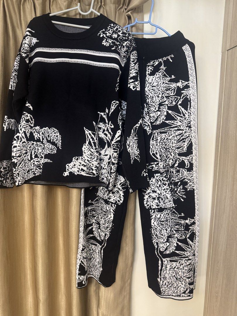 Woollen Co-ord set （分類：套裝）位於 Hong Kong。 由 MAH73 提交（商品編號 1463645283，圖片 1）。簡介： Brand new Very warm and good quality 。
