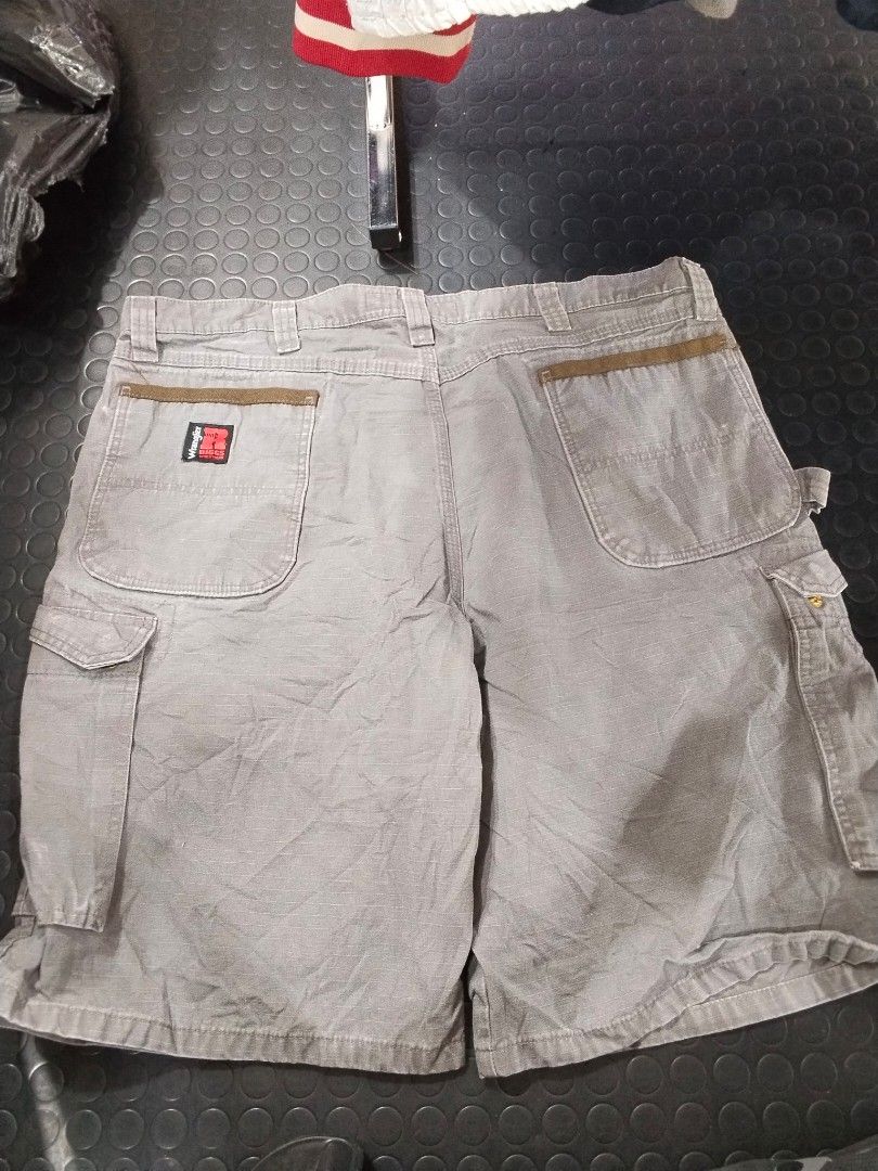 Wrangler carpenter (Category: Shorts) located in Manila. Submitted by noblecrystal_12665c (Listing ID 1463659218, Image 2). Description: excellent condition size 40 length 24.