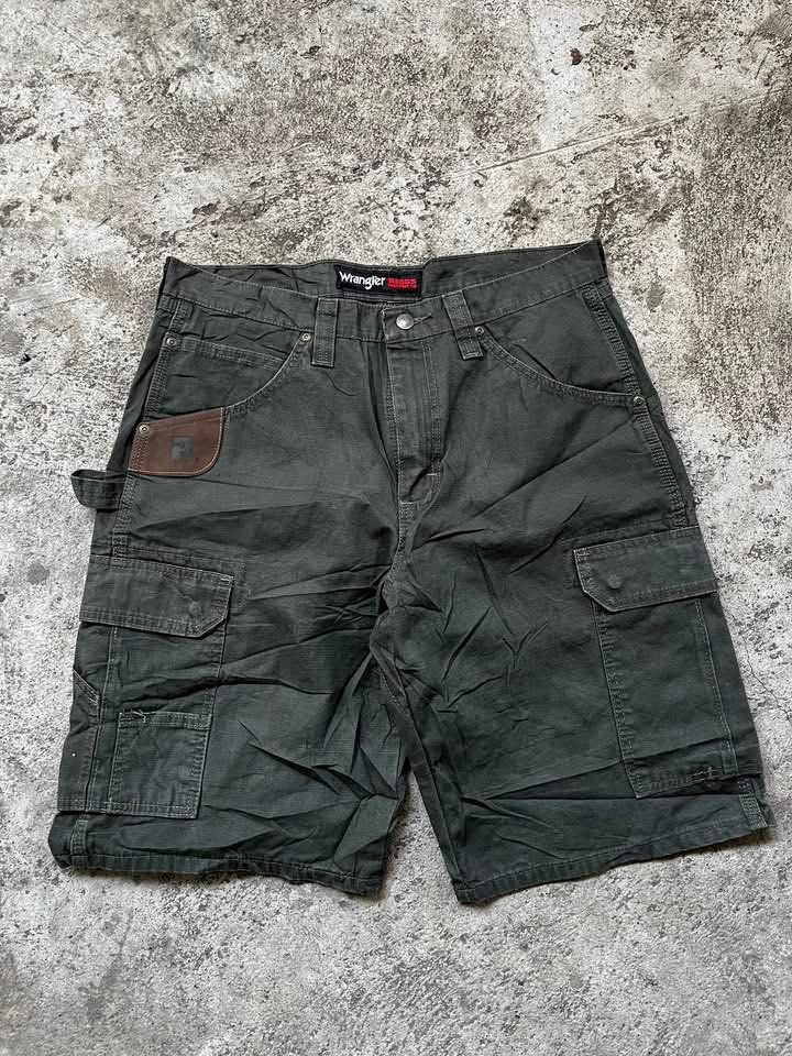 Wrangler RUGGED WEAR Cargo Shorts (Category: Shorts) located in Manila. Submitted by jj_thrift (Listing ID 1463669570, Image 1). Description: - Brand: Wrangler RUGGED WEAR carpenter short - Color: Dark Olive Green - Style: Cargo shorts, durable workwear - Features: Multiple pockets for ample storage - Ideal for: Outdoor activities, casual wear Size 34 .