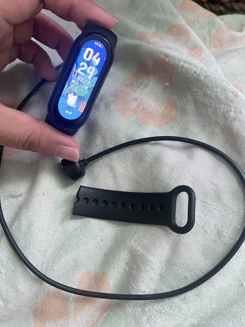 Xiaomi Smart Band Watch (Category: Wearables & Smart Watches) located in Makati City. Submitted by declutter_saleeeee (Listing ID 1463637721, Image 2). Description: Fully functional but the band got cut Comes With charger.
