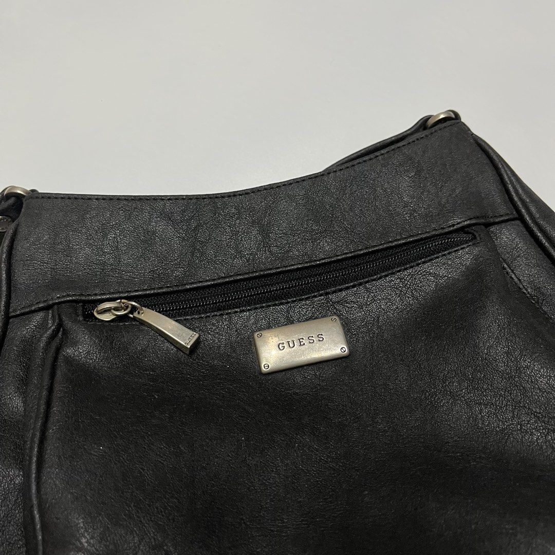 Y2k guess black bag (Category: Shoulder Bags) located in Quezon City. Submitted by thriftrage (Listing ID 1463660633, Image 3). Description: Issue check photo.