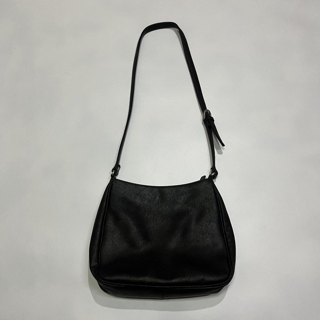 Y2k guess black bag (Category: Shoulder Bags) located in Quezon City. Submitted by thriftrage (Listing ID 1463660633, Image 2). Description: Issue check photo.