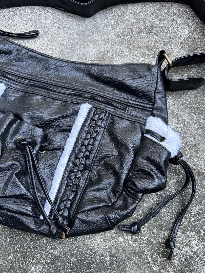 Y2k leather fur (Category: Shoulder Bags) located in Orani. Submitted by ajgav69 (Listing ID 1463570382, Image 2). Description: Y2k leather Fur bag Excllent no issue No issue no issue .