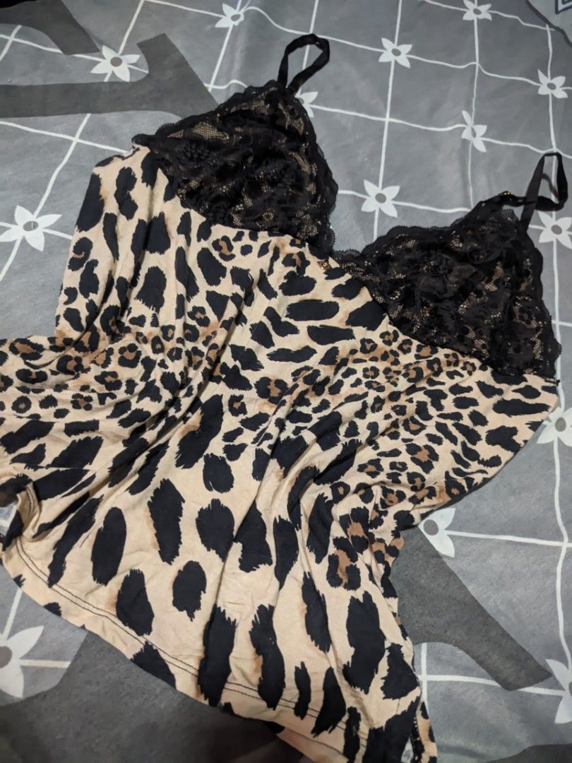 Y2K Leopard Top by Sofia Vergara (Category: Sleeveless) located in Tarlac. Submitted by yellowieewo (Listing ID 1463682363, Image 1). Description: no tags, but feels bnew in very very good condition.
