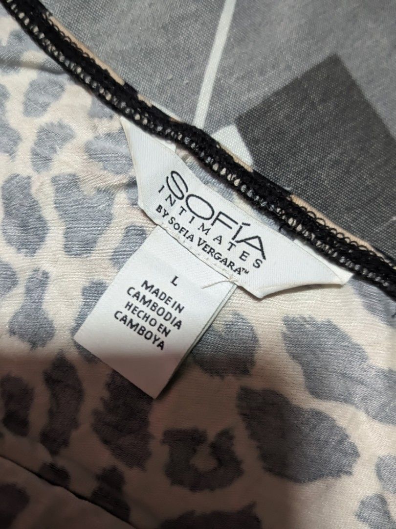 Y2K Leopard Top by Sofia Vergara (Category: Sleeveless) located in Tarlac. Submitted by yellowieewo (Listing ID 1463682363, Image 3). Description: no tags, but feels bnew in very very good condition.