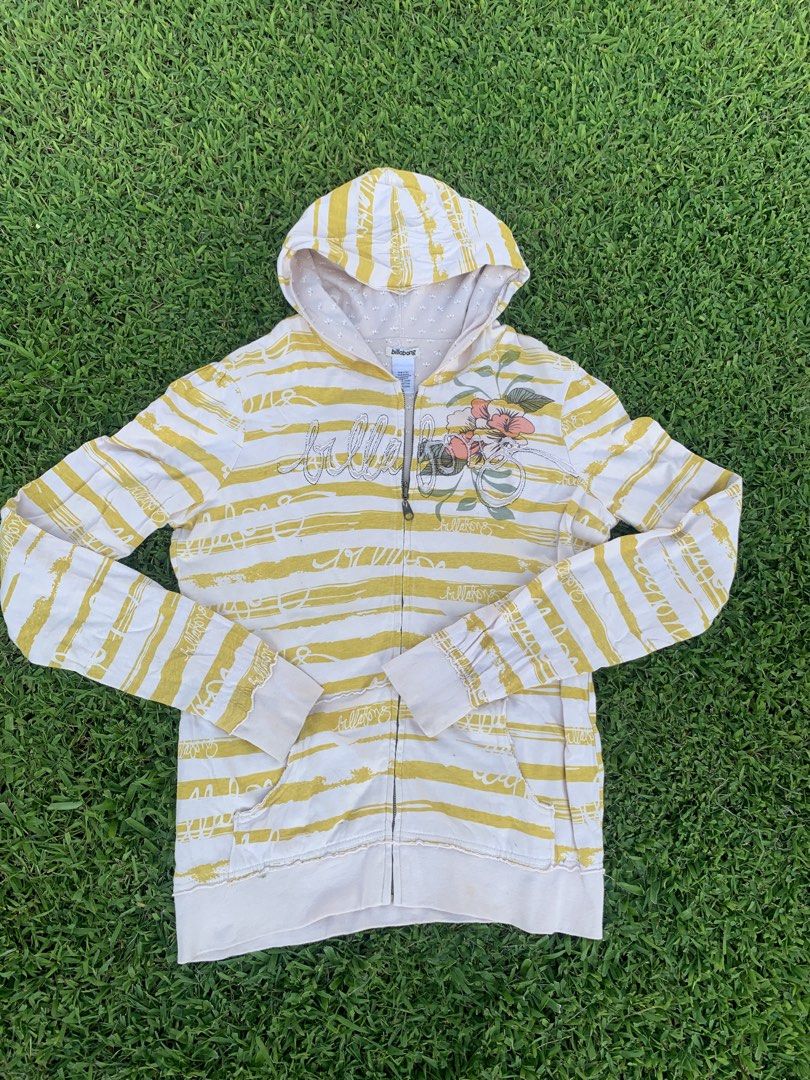 Y2k reversible Billabong hoodie (Category: Others Tops) located in Agdangan. Submitted by daily_picks.276 (Listing ID 1463670319, Image 1). Description: Large on tag W19 L25 .