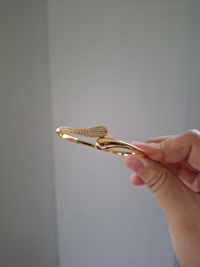 Yin Yang Gold Bangle Bracelet (Category: Bracelets) located in Dasmarinas. Submitted by danabrie22 (Listing ID 1463582078, Image 3). Description: brand new - stainless steel - cubic zirconia stones 10/10 condition from Hongkong.