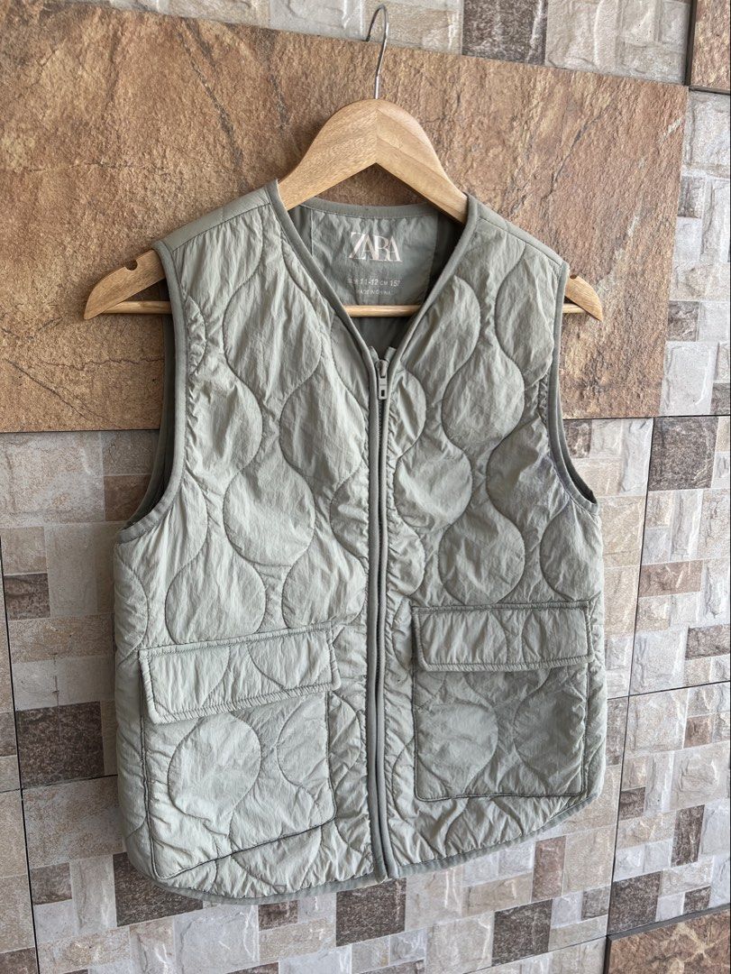 ZARA - QUILTTED TWO POCKETS VEST (Category: Vests) located in Bacolod City. Submitted by timelessbyjosh (Listing ID 1463651078, Image 3). Description: BEST FOR CASUAL & COZY OUTFITS SIZE : 11 - 12 ACTUAL COLOR : SAGE GREEN COLOR RATE : 9 OUT OF 10 CONDITION : EXCELLENT MATERIAL : MADE IN : CHINA FLAWS : DISCOLORATION ON THE HEM PART ( UNNOTICEABLE ) “ SEE LAST PHOTO FOR REFERENCE “ DIMENSIONS LENGTH - 23 WIDTH - 18 BEST FIT XS TO SMALL ( MENS ) B