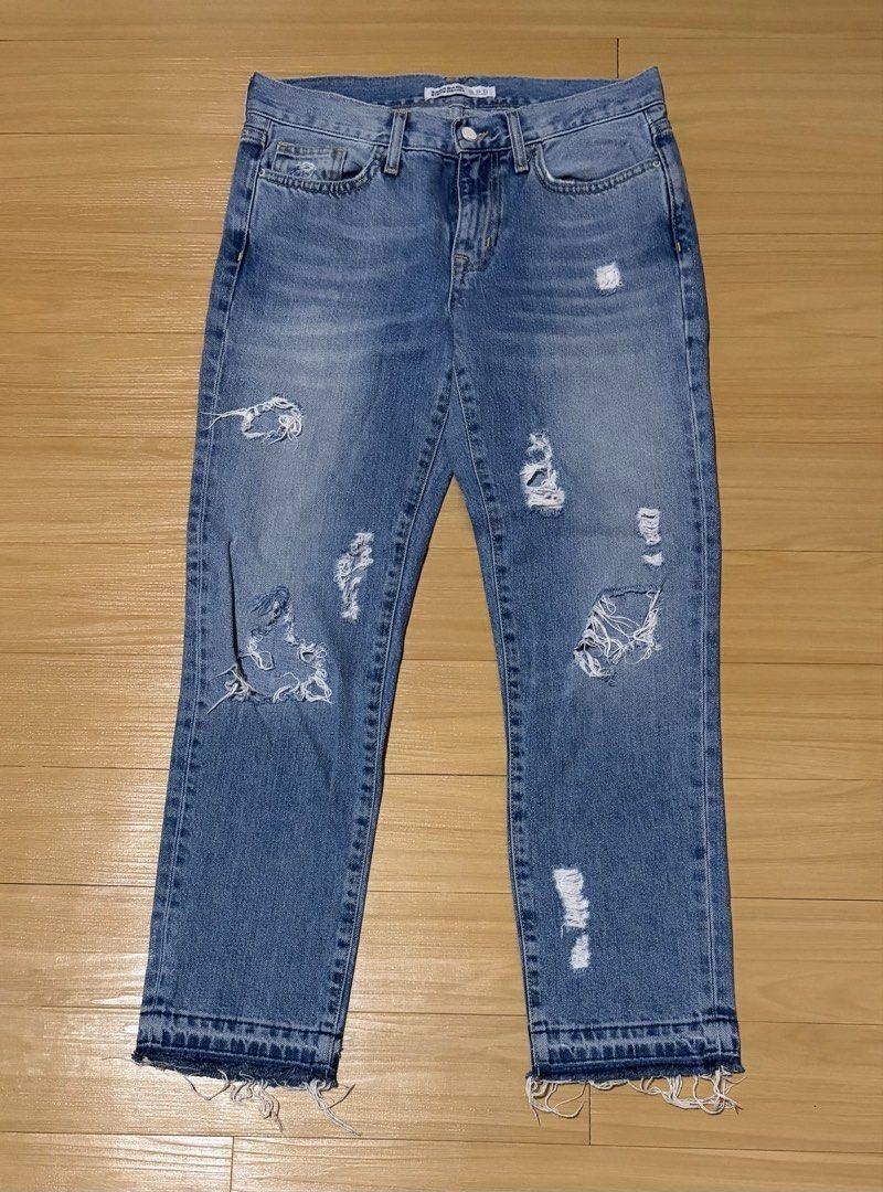 Zara Basic Light Denim Women's Jeans Size 30 (Category: Jeans) located in Quezon City. Submitted by garagesale2026 (Listing ID 1463651488, Image 1). Description: - Used a few times - In very good condition - Length: 35"; Inseam: 27" - Distressed design; Straight-leg cut; Raw hem.