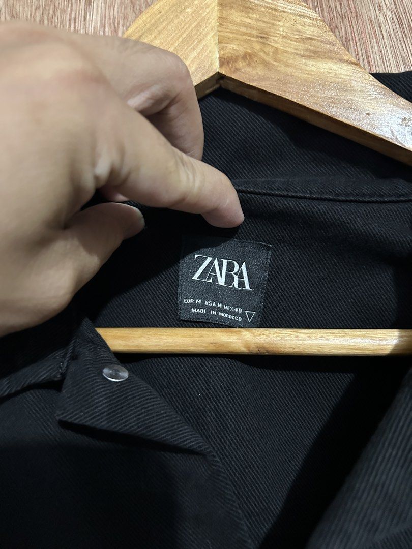 Zara Black Long Sleeve Button Up Shirt (Category: Longsleeves) located in Davao. Submitted by orbetaarch23339 (Listing ID 1463640296, Image 2). Description: - Brand: Zara - Color: Black - Style: Long sleeve, button-up shirt - Features: Two chest pockets - Origin: Made in Morocco - Size: Medium - Occasion: Casual wear.