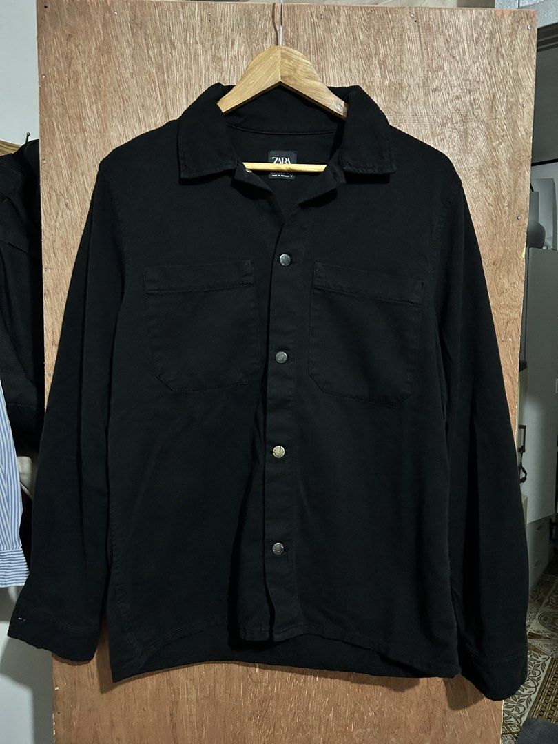 Zara Black Long Sleeve Button Up Shirt (Category: Longsleeves) located in Davao. Submitted by orbetaarch23339 (Listing ID 1463640296, Image 1). Description: - Brand: Zara - Color: Black - Style: Long sleeve, button-up shirt - Features: Two chest pockets - Origin: Made in Morocco - Size: Medium - Occasion: Casual wear.