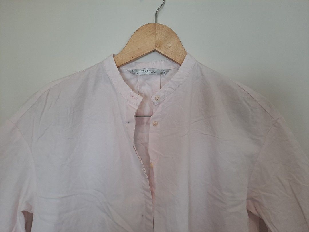 Zara boxy baby pink (Category: Blouses) located in Manila. Submitted by joanbalde39643 (Listing ID 1463630085, Image 2). Description: This image features ZARA a light pink cropped button-up shirt styled with a minimalist band/mandarin collar and elbow-length sleeves. Its boxy, relaxed cut makes it a highly versatile piece for effortless warm-weather casual or smart-casual outfits. [1, 2].