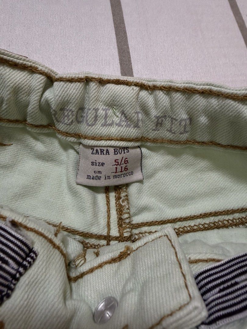 Zara Boys Light Green Denim Shorts (Category: Babies & Kids Fashion) located in Mexico. Submitted by kjoybernabe (Listing ID 1463600615, Image 3). Description: - Light green denim shorts for boys - Size: 5/6 - Cuffed hems - Regular fit - Ideal for casual wear - RFS: Outgrown.