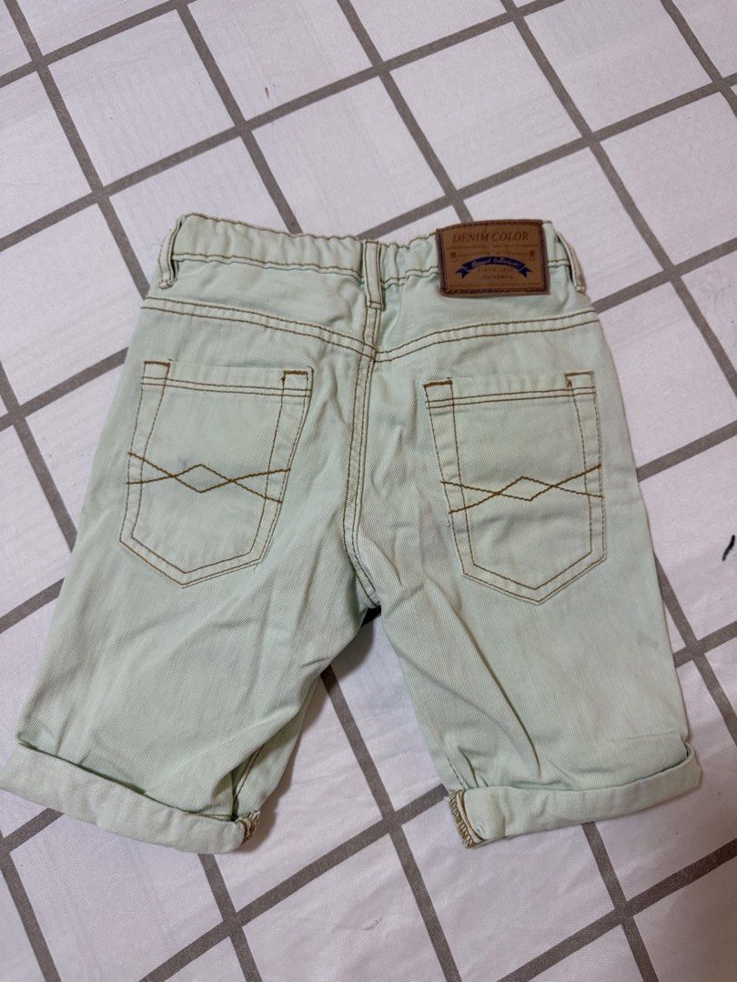 Zara Boys Light Green Denim Shorts (Category: Babies & Kids Fashion) located in Mexico. Submitted by kjoybernabe (Listing ID 1463600615, Image 2). Description: - Light green denim shorts for boys - Size: 5/6 - Cuffed hems - Regular fit - Ideal for casual wear - RFS: Outgrown.
