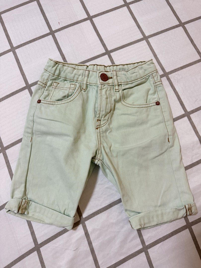 Zara Boys Light Green Denim Shorts (Category: Babies & Kids Fashion) located in Mexico. Submitted by kjoybernabe (Listing ID 1463600615, Image 1). Description: - Light green denim shorts for boys - Size: 5/6 - Cuffed hems - Regular fit - Ideal for casual wear - RFS: Outgrown.