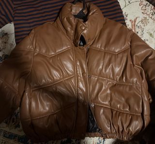 (Category: ) located in . Submitted by shopmywadrobe_ (Listing ID 1463708930, Image 1). Description: .