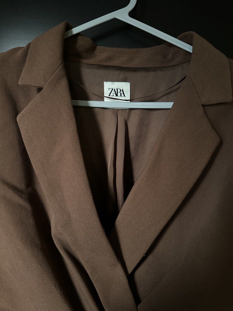 ZARA Cropped Blazer in Brown Size L (Category: Coats, Jackets and Outerwear) located in Paranaque City. Submitted by _tonkatsuclub (Listing ID 1463650874, Image 2). Description: - Color: Brown - Style: Cropped Blazer - Crossover front, long sleeves NOTE: There’s light pilling / fuzzing on the collar from gentle use.