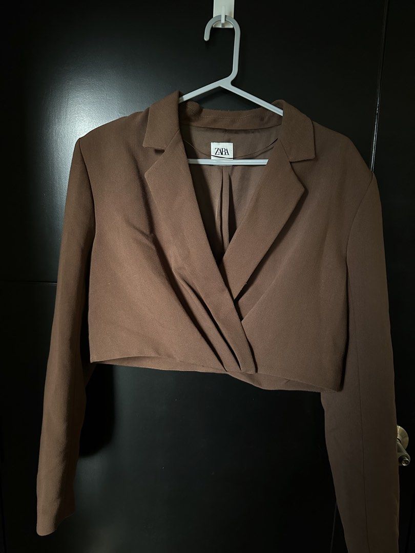 ZARA Cropped Blazer in Brown Size L (Category: Coats, Jackets and Outerwear) located in Paranaque City. Submitted by _tonkatsuclub (Listing ID 1463650874, Image 1). Description: - Color: Brown - Style: Cropped Blazer - Crossover front, long sleeves NOTE: There’s light pilling / fuzzing on the collar from gentle use.