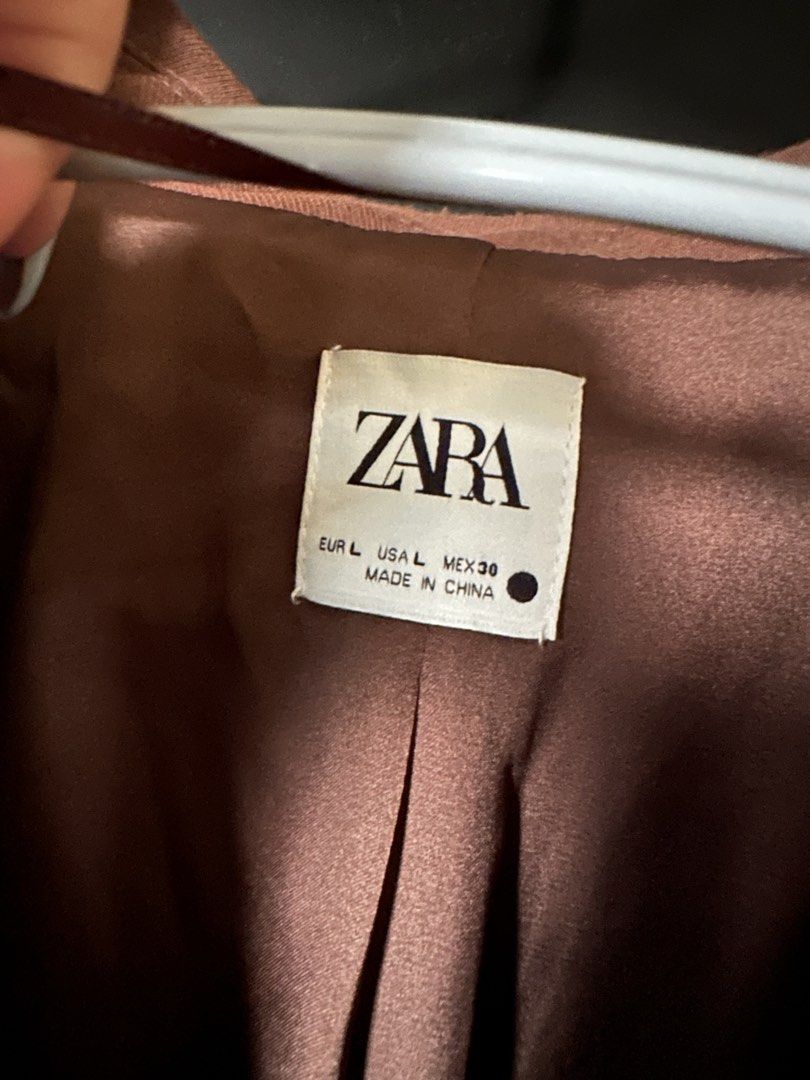 ZARA Cropped Blazer in Brown Size L (Category: Coats, Jackets and Outerwear) located in Paranaque City. Submitted by _tonkatsuclub (Listing ID 1463650874, Image 3). Description: - Color: Brown - Style: Cropped Blazer - Crossover front, long sleeves NOTE: There’s light pilling / fuzzing on the collar from gentle use.