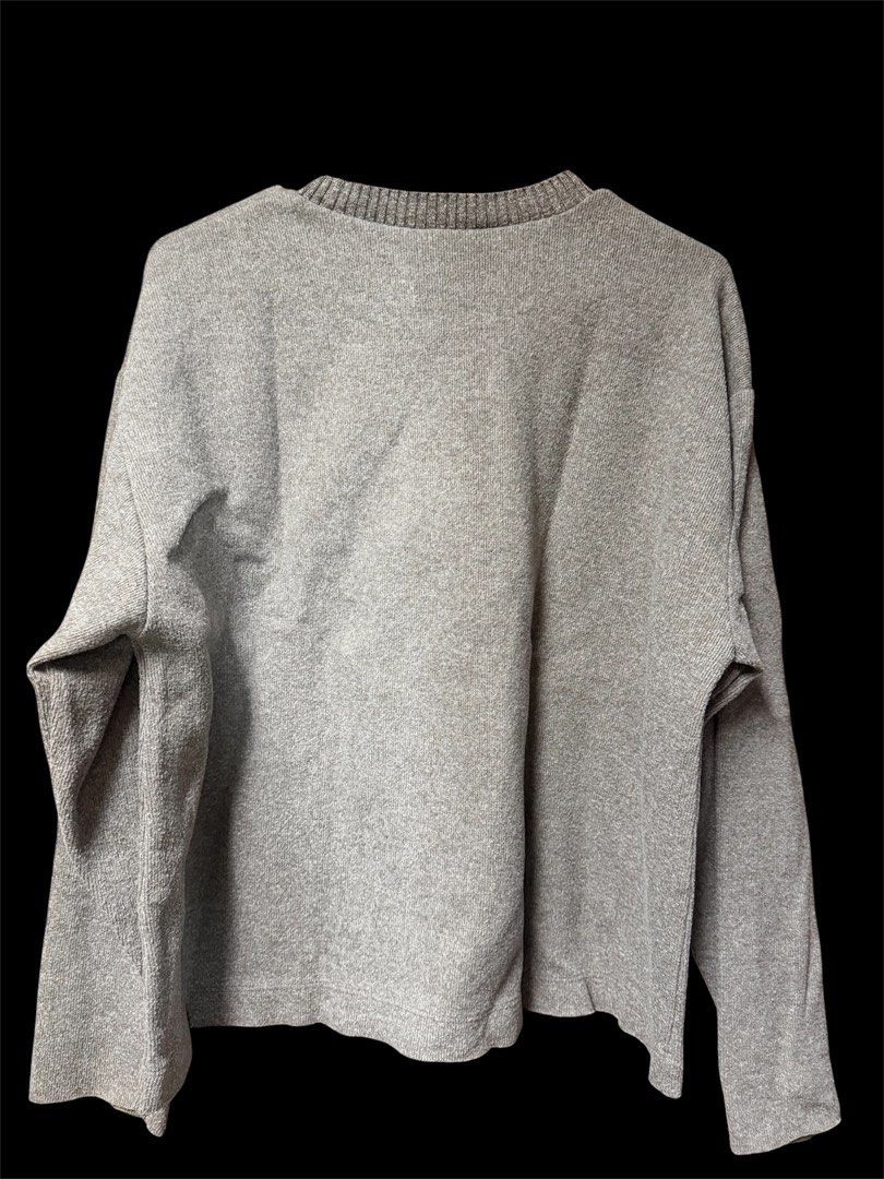 ZARA Grey Knit Sweater - Size L (Category: Longsleeves) located in Quezon City. Submitted by kcobs (Listing ID 1463601256, Image 2). Description: - Grey knit sweater from ZARA - Long sleeves - Crew neck - Relaxed fit - Made in Turkey - Ideal for casual wear - Please check photos for condition details - perfect for travel.