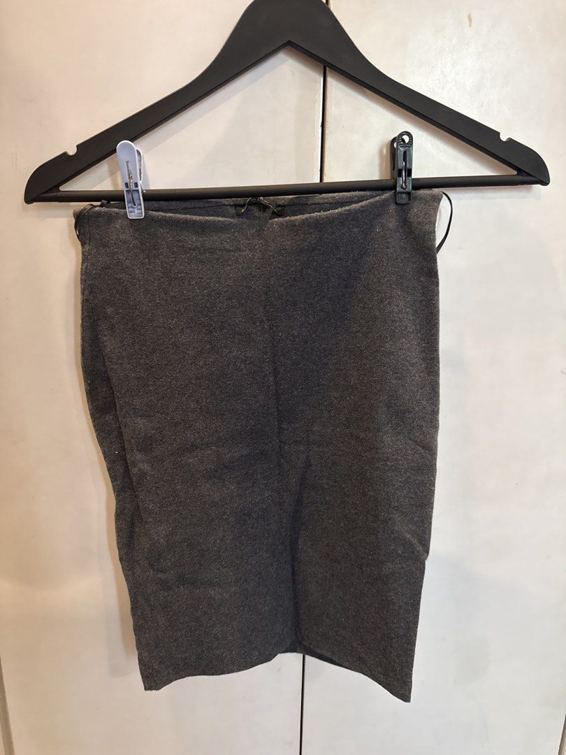 ZARA Grey Pencil Skirt (Category: Skirts) located in Manila. Submitted by andromedanny (Listing ID 1463610784, Image 2). Description: - ZARA Grey Pencil Skirt - Size: S or XS - Made in Turkey - Simple and classic design - Ideal for work or casual outfits - Comfortable fabric - RFS: Decluttering.