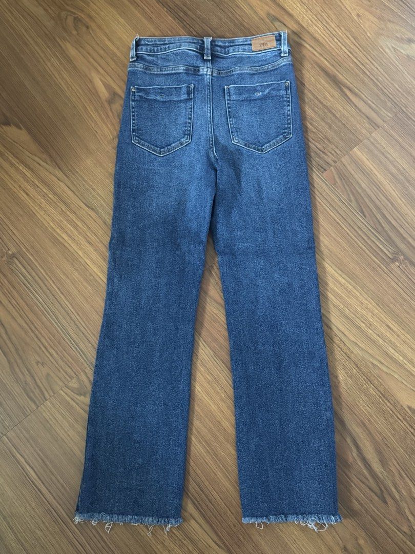 Zara High Waisted Cropped Flare Jeans (Category: Jeans) located in Muntinlupa City. Submitted by chesmendoza (Listing ID 1463608992, Image 2). Description: .