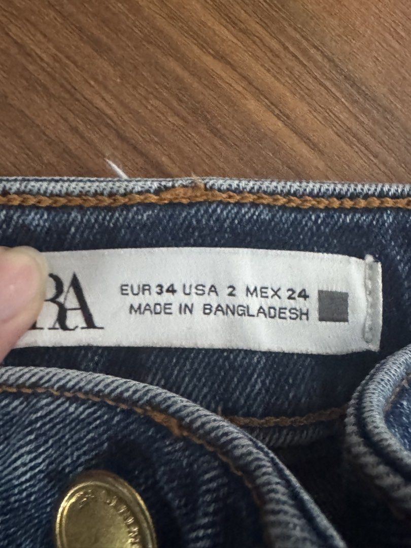 Zara High Waisted Cropped Flare Jeans (Category: Jeans) located in Muntinlupa City. Submitted by chesmendoza (Listing ID 1463608992, Image 3). Description: .
