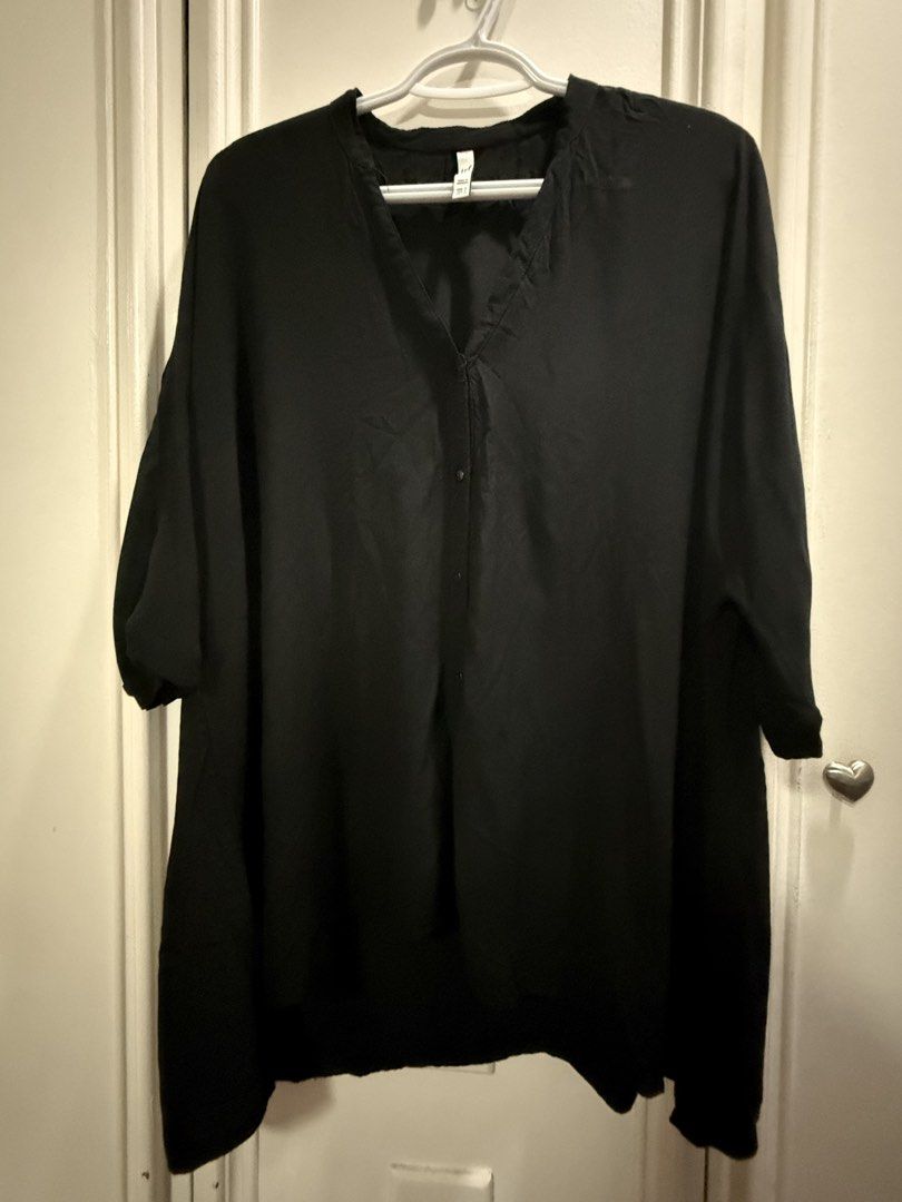 Zara oversized top (Category: Blouses) located in Muntinlupa City. Submitted by itsprelovednow (Listing ID 1463670486, Image 1). Description: fits medium frame better L 27" W 28".