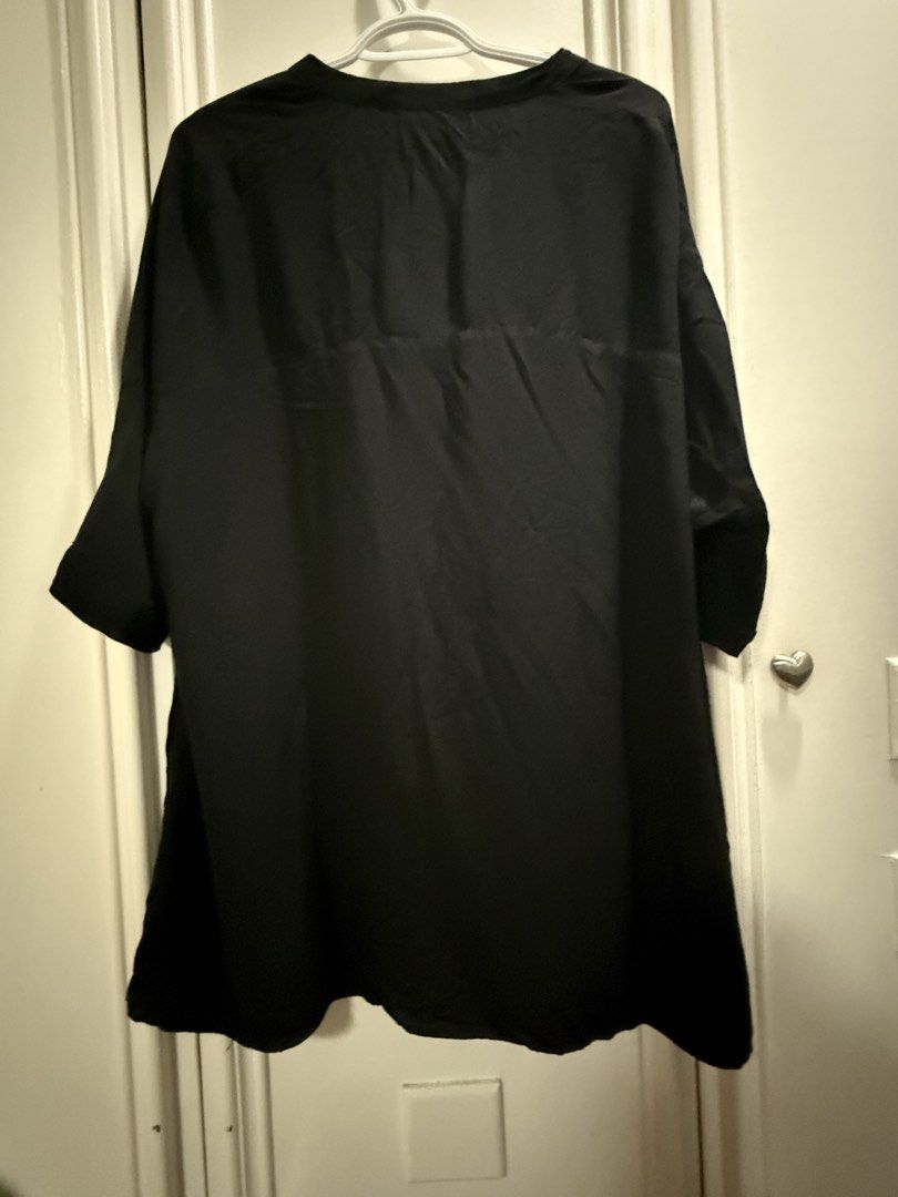 Zara oversized top (Category: Blouses) located in Muntinlupa City. Submitted by itsprelovednow (Listing ID 1463670486, Image 3). Description: fits medium frame better L 27" W 28".