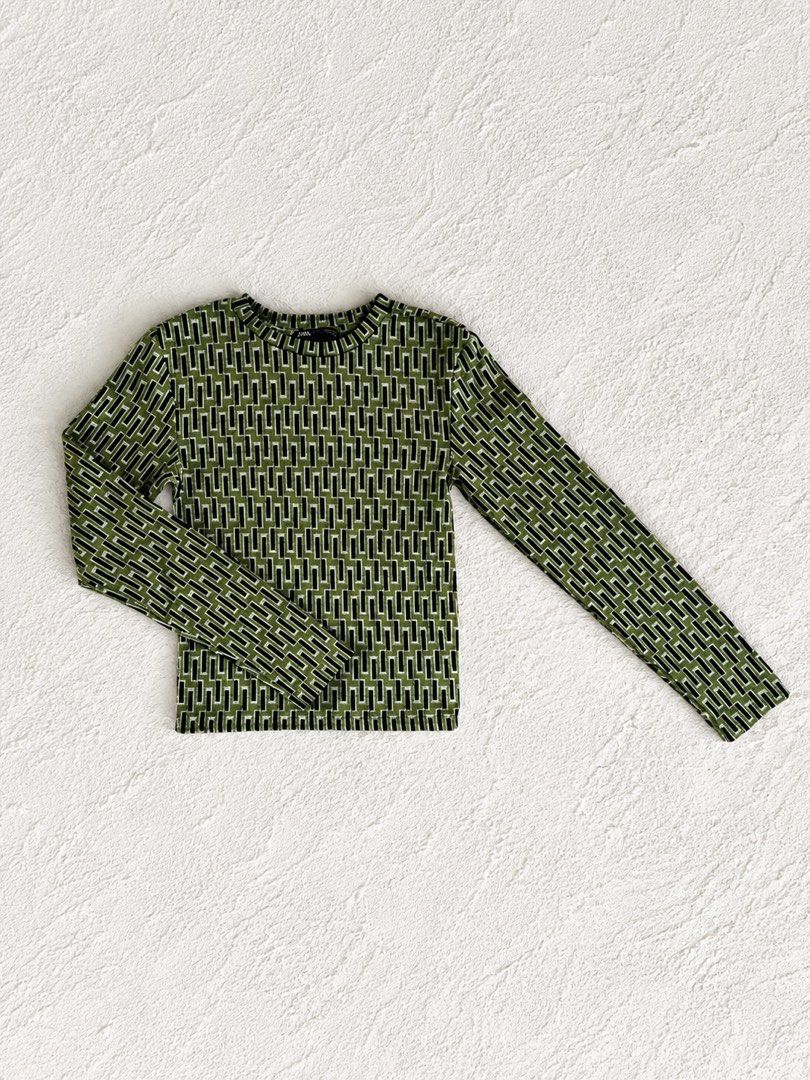 Zara Retro Longsleeves (Category: Longsleeves) located in Makati City. Submitted by stylehub.mnl (Listing ID 1463577015, Image 1). Description: So cute and artsy in person No flaws Original Zara.