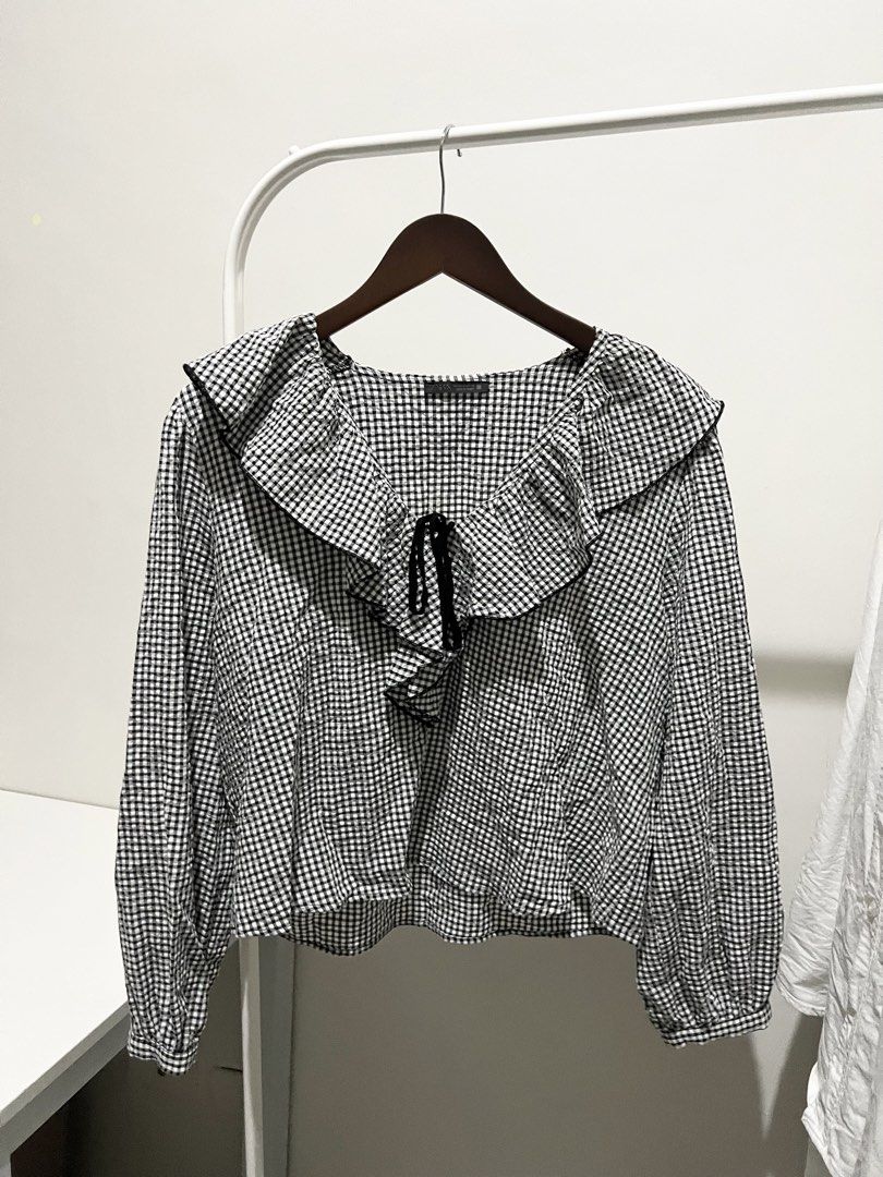 ZARA ruffled top (Category: Blouses) located in Quezon City. Submitted by styleandcomfort (Listing ID 1463710071, Image 2). Description: Used a few times only Got this for i think 3,000 Super ganda when worn!! Message me for inquiries 😊.