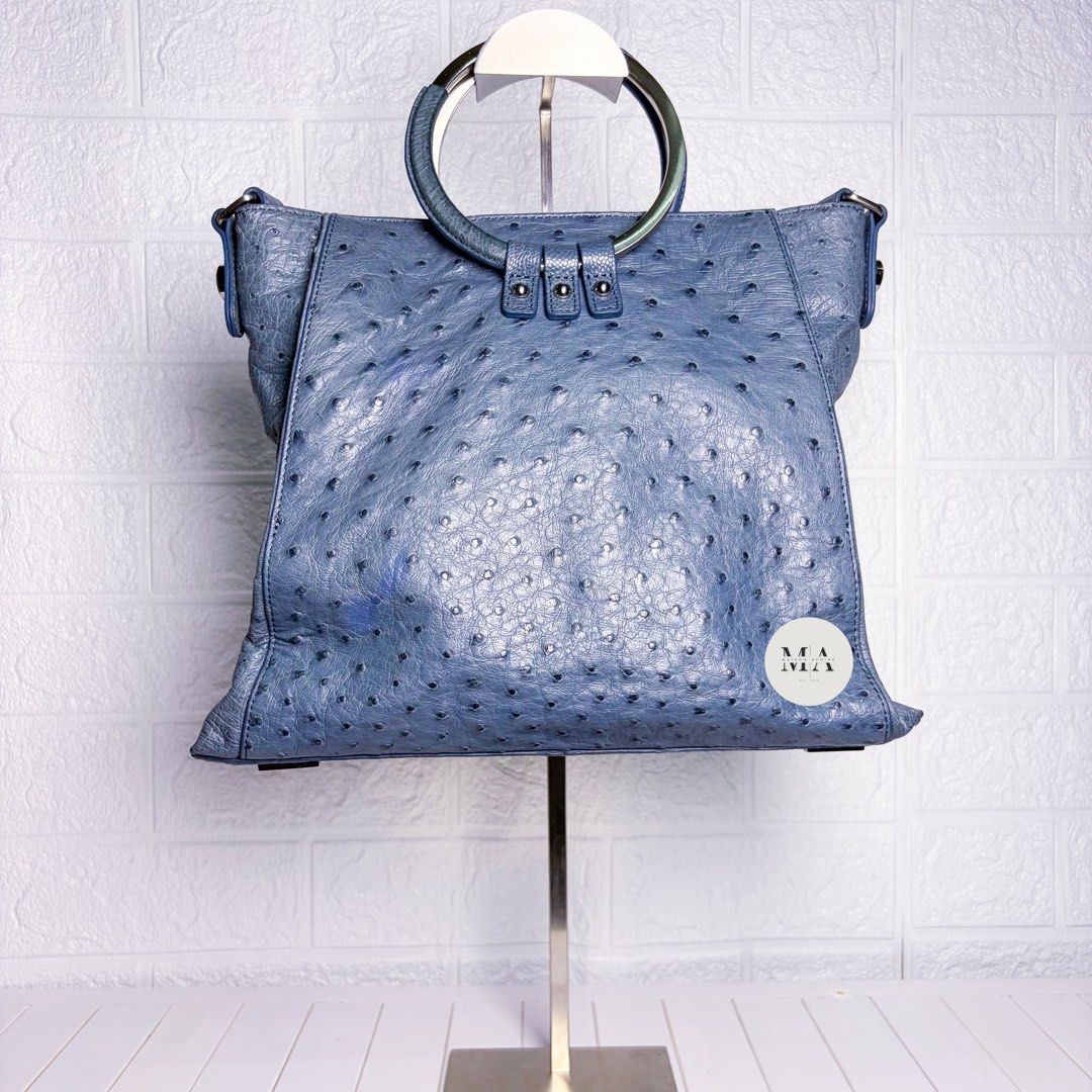 Zarmoi Blue Ostrich Leather Hand Shoulder Bag (Category: Luxury Bags & Wallets) located in Manila. Submitted by maisonavoire (Listing ID 1463590141, Image 1). Description: 𝐙𝐚𝐫𝐦𝐨𝐢 𝐁𝐥𝐮𝐞 𝐎𝐬𝐭𝐫𝐢𝐜𝐡 𝐋𝐞𝐚𝐭𝐡𝐞𝐫 𝐇𝐚𝐧𝐝 & 𝐒𝐡𝐨𝐮𝐥𝐝𝐞𝐫 𝐁𝐚𝐠 𝐃𝐢𝐦𝐞𝐧𝐬𝐢𝐨𝐧𝐬: 30 cm × 13 cm × 25 cm 𝐌𝐚𝐭𝐞𝐫𝐢𝐚𝐥: Genuine Ostrich Leather featuring the distinctive natural quill pattern characteristic of genuine ostrich hide. The naturally rai