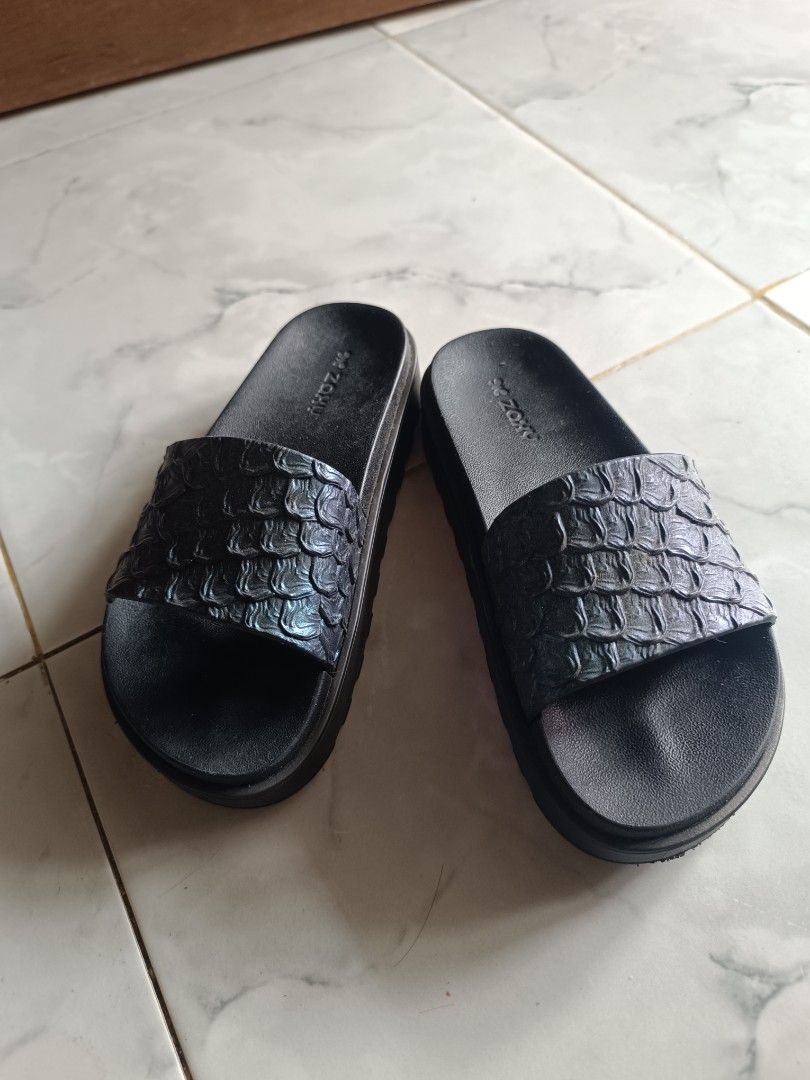 Zaxy Slides with Textured Straps (Category: Flats & Sandals) located in Naga. Submitted by elzza_zenitram (Listing ID 1463593044, Image 1). Description: For Sale Preloved Zaxy Printed US Size 5 EUR size 35-36 22-23cm insole Actual color photo attached for reference. RFS: declutter. No longer used. .