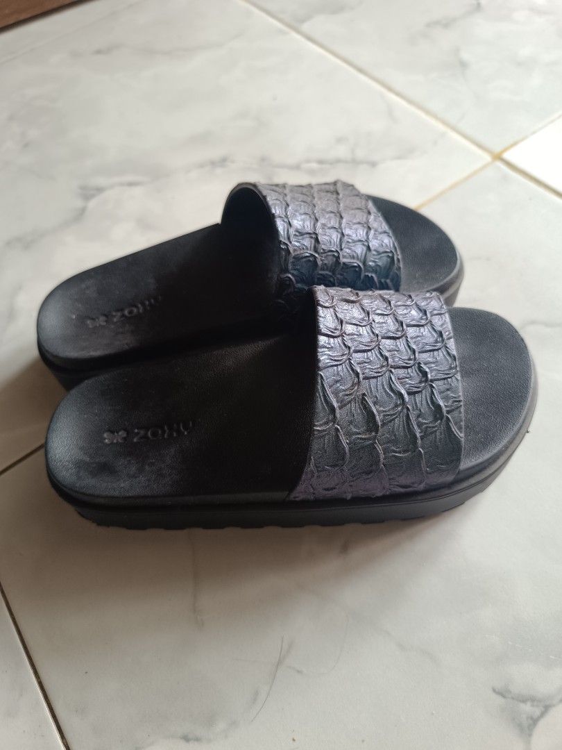 Zaxy Slides with Textured Straps (Category: Flats & Sandals) located in Naga. Submitted by elzza_zenitram (Listing ID 1463593044, Image 2). Description: For Sale Preloved Zaxy Printed US Size 5 EUR size 35-36 22-23cm insole Actual color photo attached for reference. RFS: declutter. No longer used. .