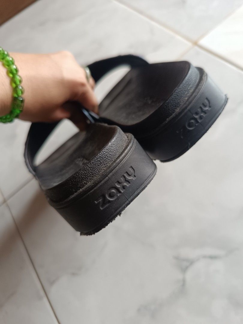 Zaxy Slides with Textured Straps (Category: Flats & Sandals) located in Naga. Submitted by elzza_zenitram (Listing ID 1463593044, Image 3). Description: For Sale Preloved Zaxy Printed US Size 5 EUR size 35-36 22-23cm insole Actual color photo attached for reference. RFS: declutter. No longer used. .