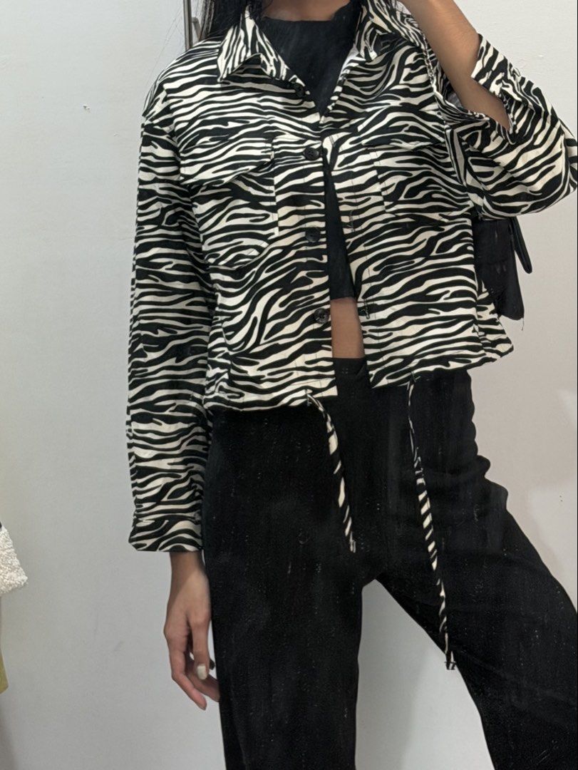 Zebra Jacket (Category: Coats, Jackets and Outerwear) located in Pasig City. Submitted by miss_abuelita (Listing ID 1463649525, Image 3). Description: shoulder to shoulder 19”.
