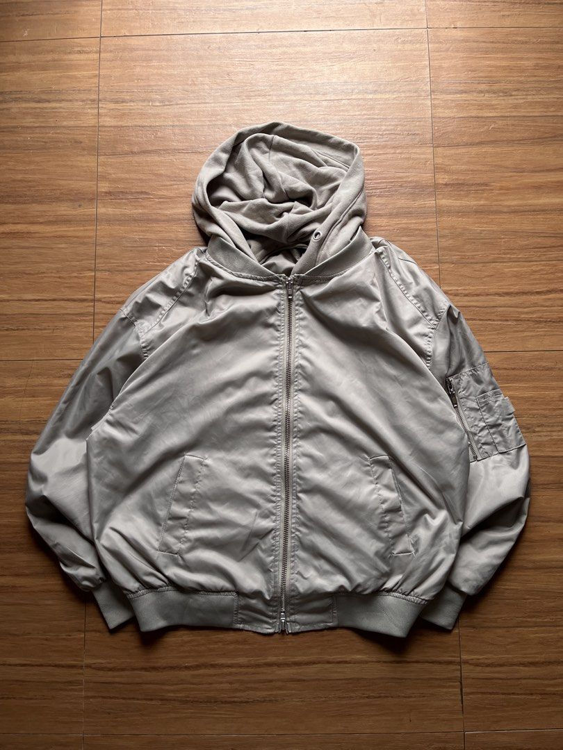 ZETA22 Ma-1 Bomber Jacket (Category: Coats, Jackets and Outerwear) located in Davao. Submitted by spilled.bins (Listing ID 1463682062, Image 1). Description: ZETA22 Ma-1 Bomber Jacket Double Zipped Removable Inner Layer (Hood) Width: 25.5in Length: 26in Boxy XL Measurement Small Dot Stain Excellent Condition Mine: ₱900 . +shipping fee on top . Model Reference: Height: 5’5 feet Weight: 68kg.