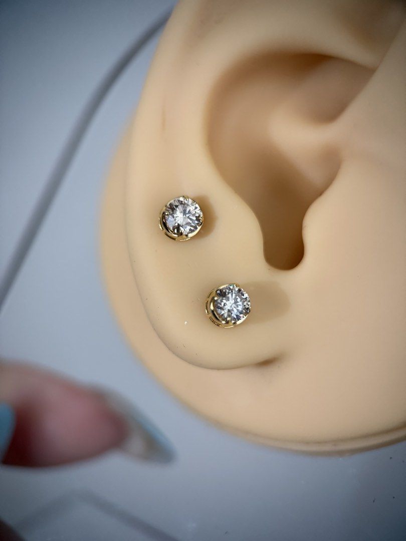 0.30ct each natural diamond stud earrings (Category: Earrings) located in Cagayan de Oro. Submitted by marla30 (Listing ID 1463810691, Image 1). Description: 0.30ct each total 0.60ct natural diamond SI Clarity / H-I Clarity Solitaire stud earrings 18k yg settings With certificate of authenticity .