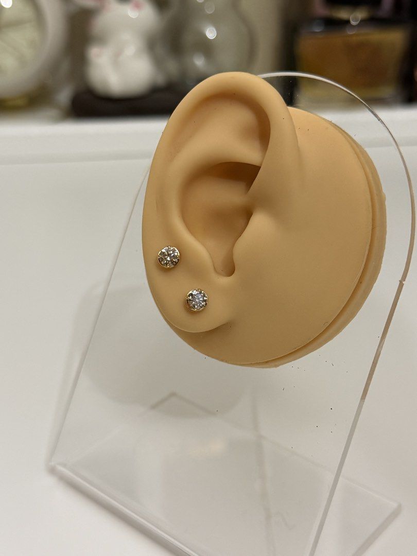 0.30ct each natural diamond stud earrings (Category: Earrings) located in Cagayan de Oro. Submitted by marla30 (Listing ID 1463810691, Image 3). Description: 0.30ct each total 0.60ct natural diamond SI Clarity / H-I Clarity Solitaire stud earrings 18k yg settings With certificate of authenticity .