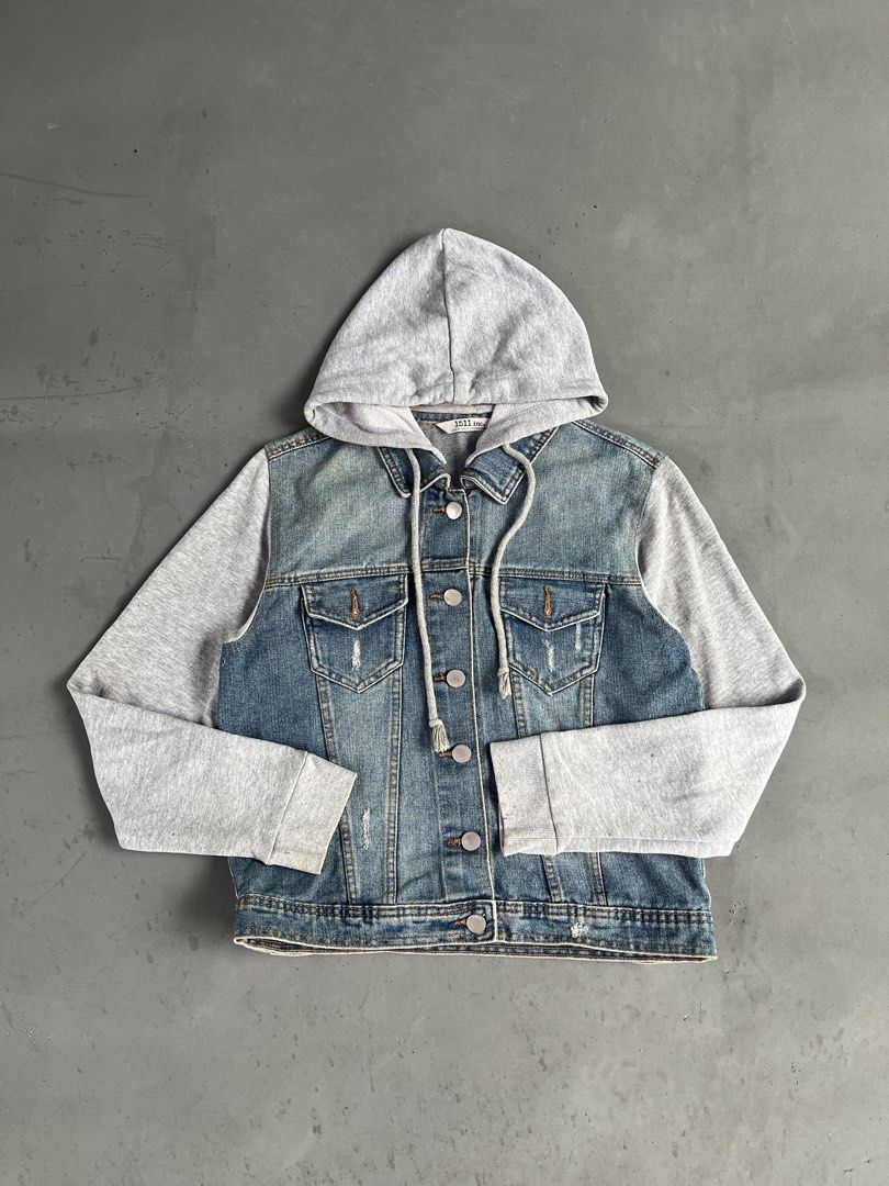 1511 DENIM JACKET (Category: Coats, Jackets and Outerwear) located in Quezon City. Submitted by kentstuff (Listing ID 1463829943, Image 1). Description: 1511 Size M On Tag Shoulder-Hem : 21” Pit-Pit : 19” Condition: Excellent CR: 9.8/10 Flaws: ❌ Needwash DISCLAIMER: This is a thrifted item. All brands, logos, and trademarks belong to their rightful owners. We’re here to rehome great pieces — no brand affiliation intended..