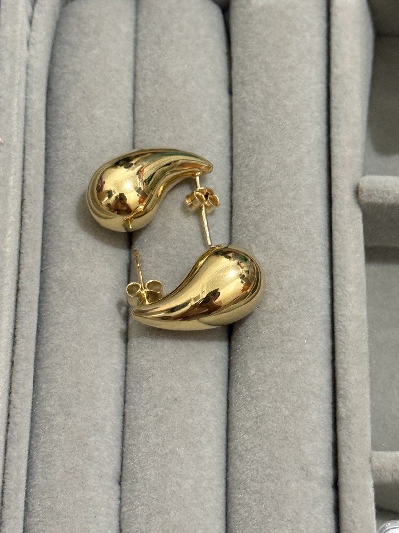 18K Yellow Gold Teardrop Earrings (Category: Earrings) located in Pasay City. Submitted by an1020 (Listing ID 1463769713, Image 2). Description: 18K Yellow Gold Teardrop Earring 3.33 grams Large size.