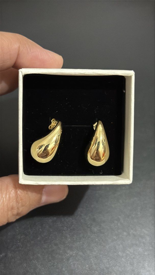 18K Yellow Gold Teardrop Earrings (Category: Earrings) located in Pasay City. Submitted by an1020 (Listing ID 1463769713, Image 3). Description: 18K Yellow Gold Teardrop Earring 3.33 grams Large size.