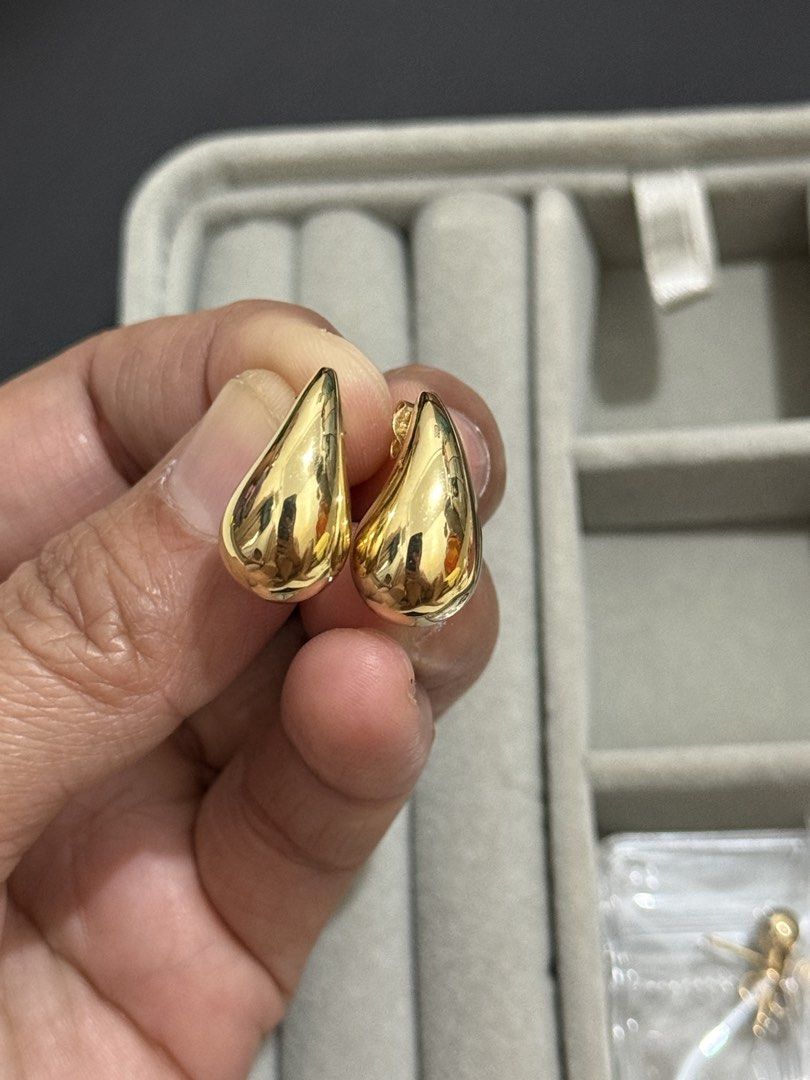 18K Yellow Gold Teardrop Earrings (Category: Earrings) located in Pasay City. Submitted by an1020 (Listing ID 1463769713, Image 1). Description: 18K Yellow Gold Teardrop Earring 3.33 grams Large size.